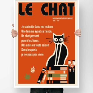 Affiche du poème Le Chat de Guillaume Apollinaire, illustrée d'un chat noir assis sur une pile de livres, fond orange rétro