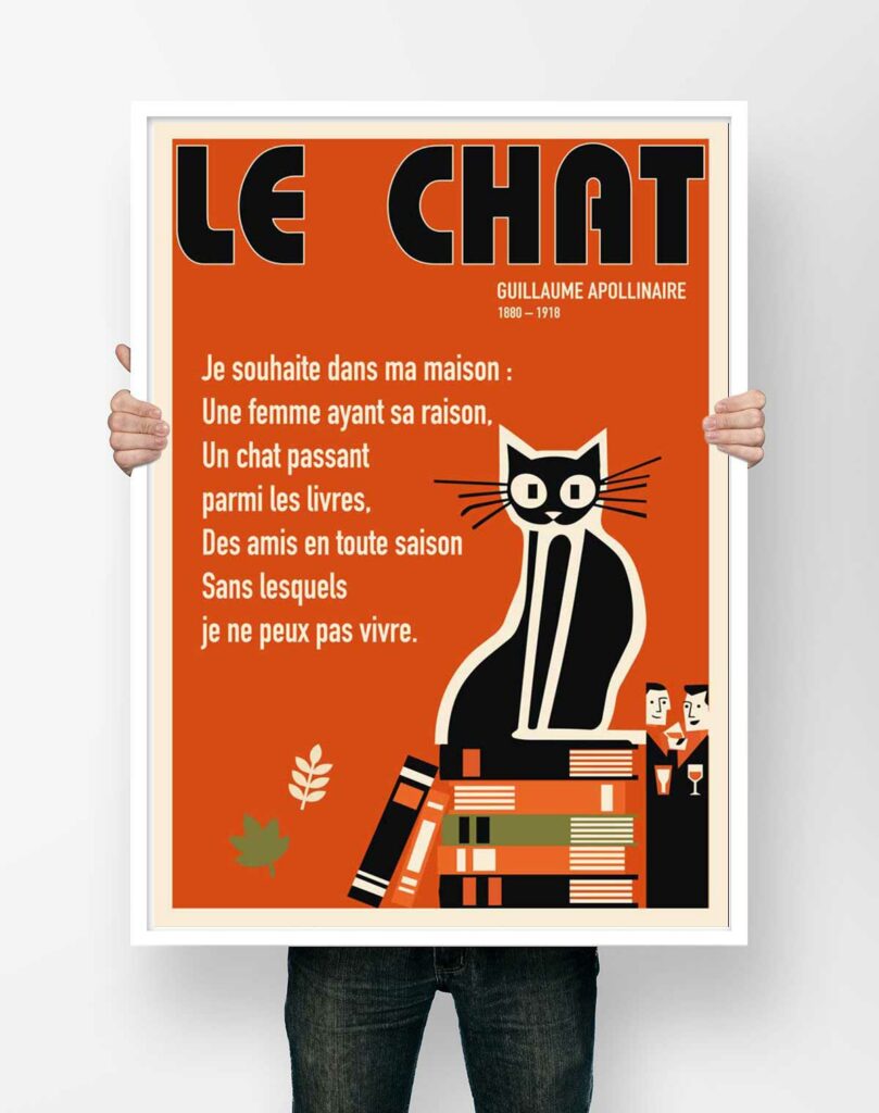 Affiche du poème Le Chat de Guillaume Apollinaire, illustrée d'un chat noir assis sur une pile de livres, fond orange rétro